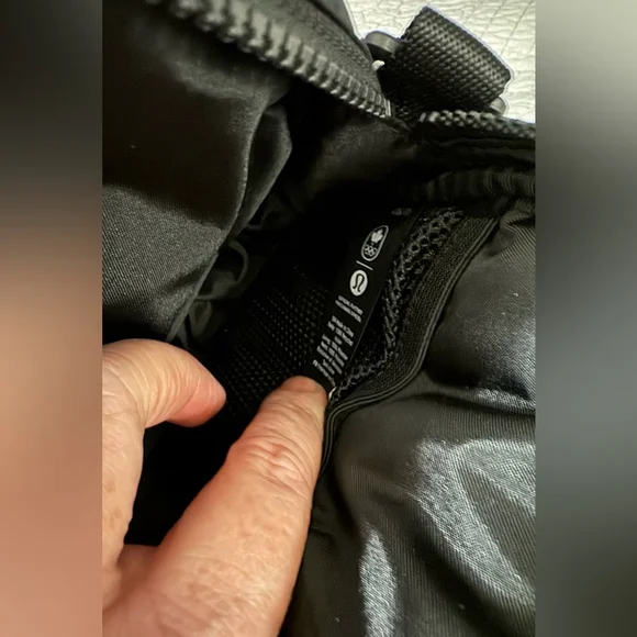 Lululemon Future Legacy Crossbody Bag Black NWT Team Canada - Picture 10 of 10